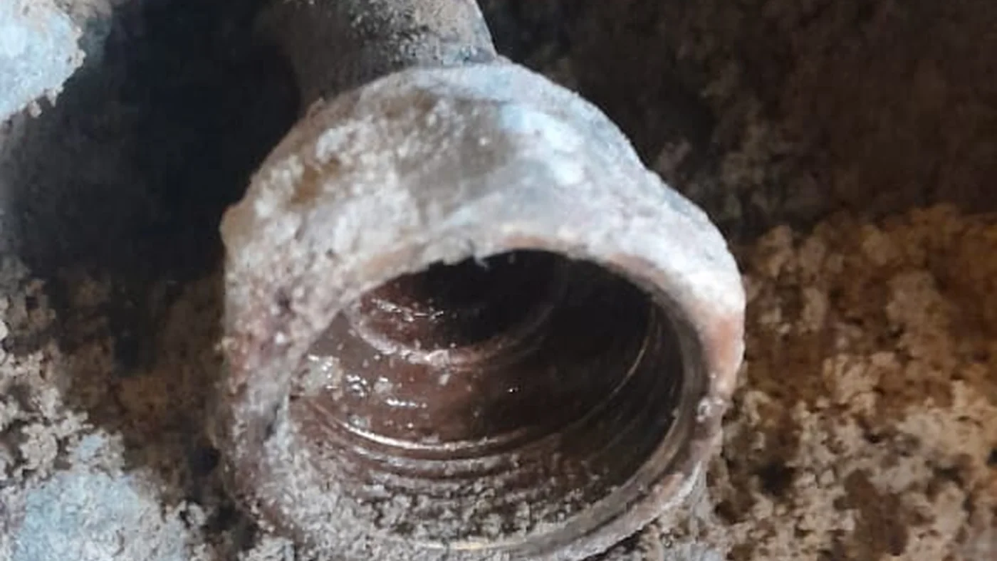 Emergency plumber Northmead — on-site assessment Emergency plumber assessing plumbing faults during a Northmead call-out
