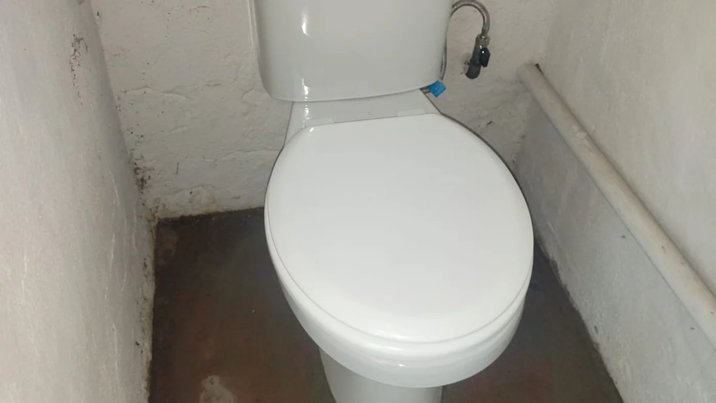 Trusted Plumber Die Hoewes Fast Local Plumbing — Die Hoewes plumbing call-out Licensed plumber inspecting pipework and fixtures during a service visit in Die Hoewes — leaks, drains, geysers and emergency repairs assessed on site