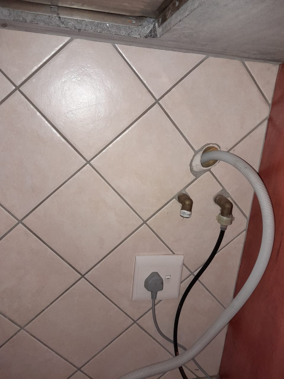 Dishwasher services near appliance bay with nearby electrical point