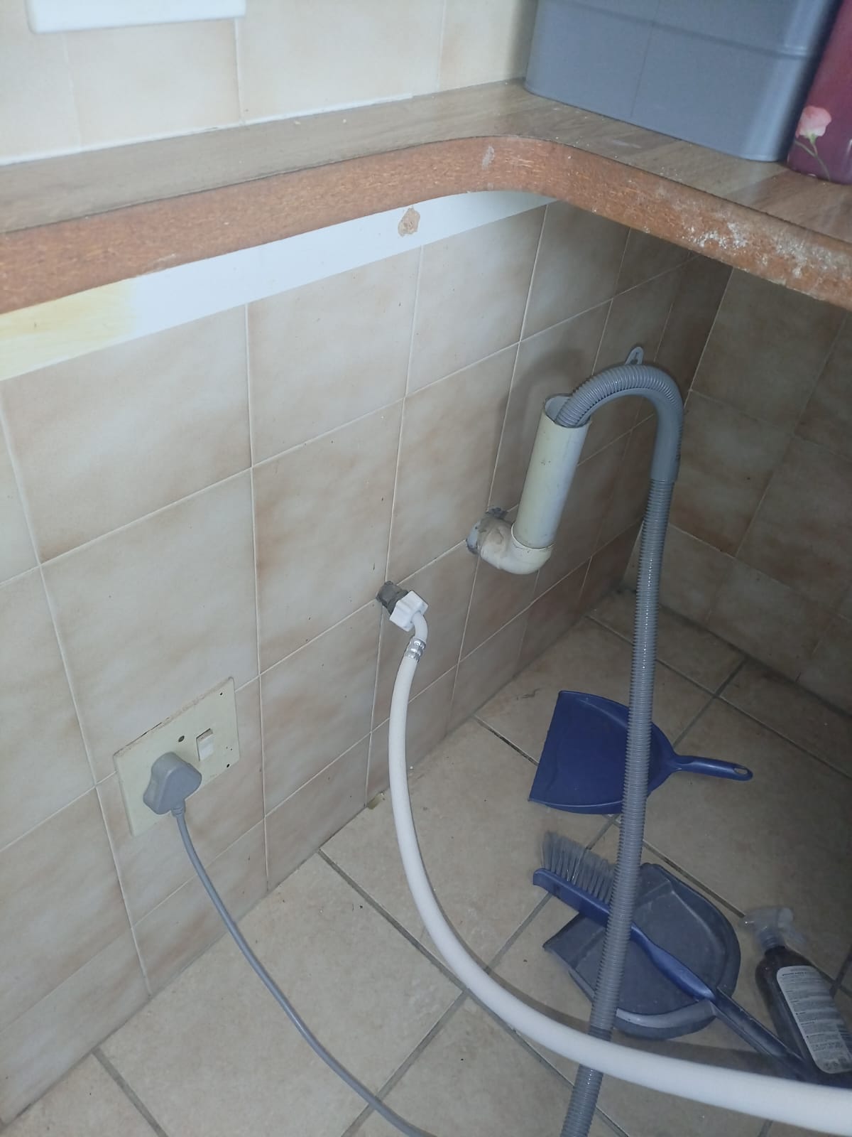 Dishwasher waste hose routed into drain connection