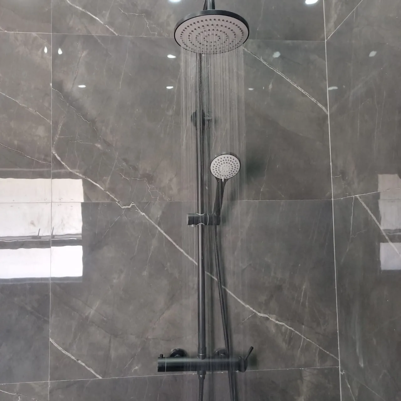 Running shower mixer and shower head used for leaking shower checks