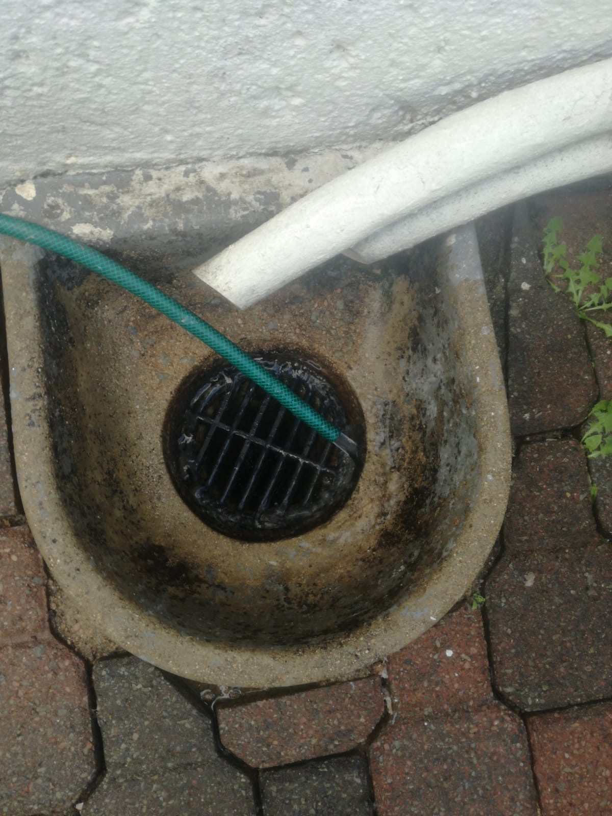Outside gully drain being cleaned during a Boksburg blockage callout
