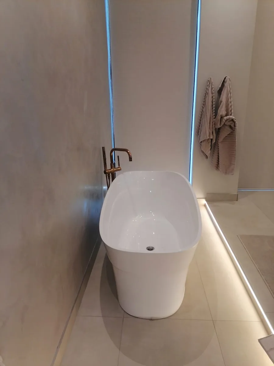 Freestanding bath installation with finished plumbing connection