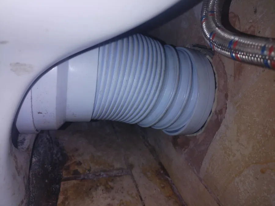 Replacement toilet inlet valve held during cistern repair
