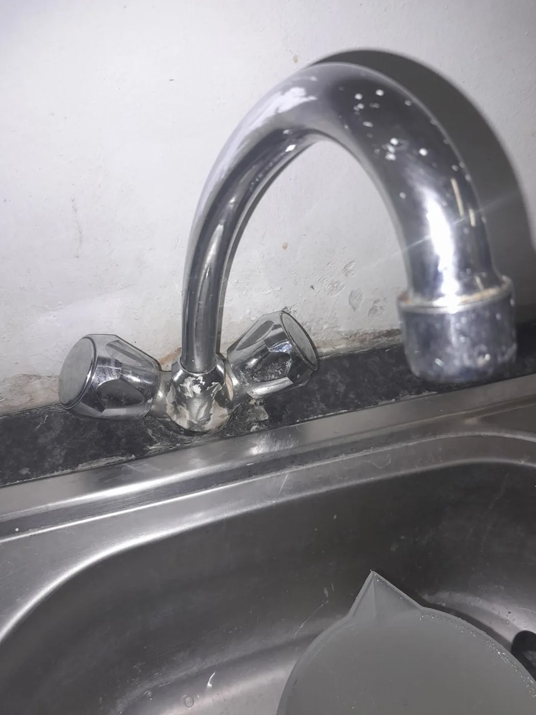 Faulty kitchen sink mixer repair by a Zanberg plumber