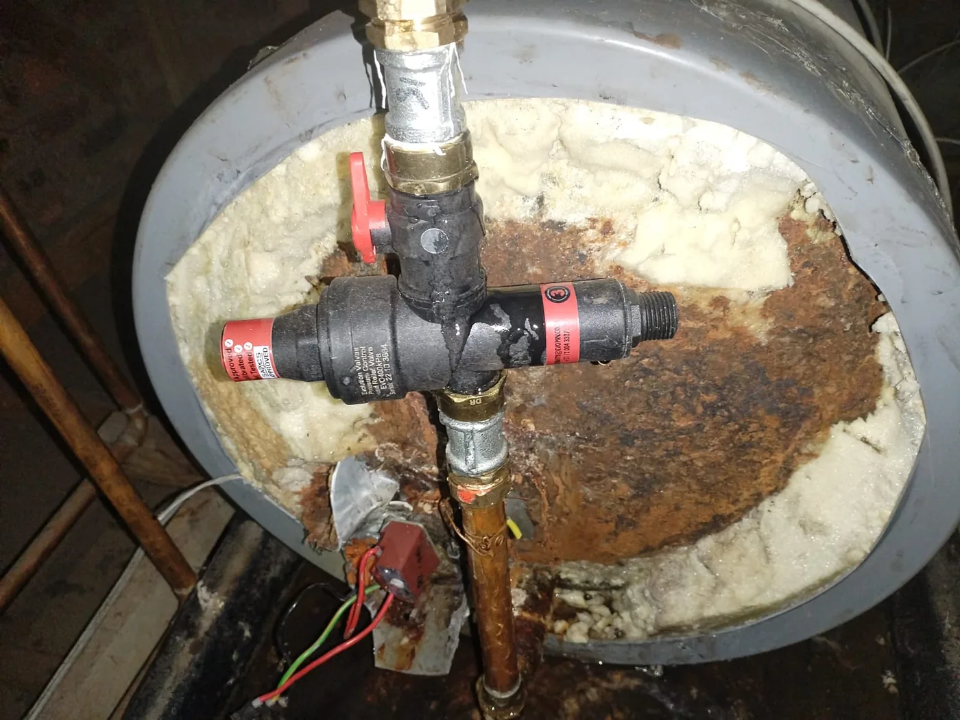 Corroded geyser valve and cylinder connection inspected by a Zandvlei plumber