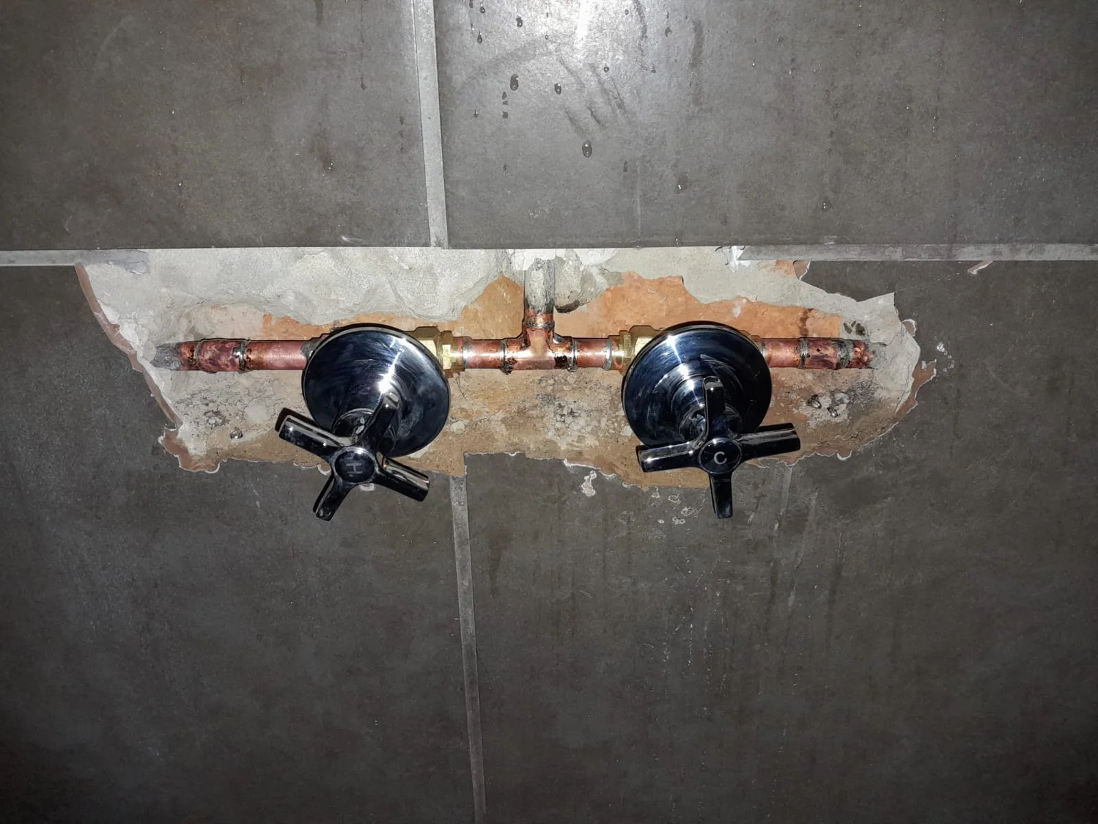 Wall leak from burst pipe risking mould in Kate Hamel