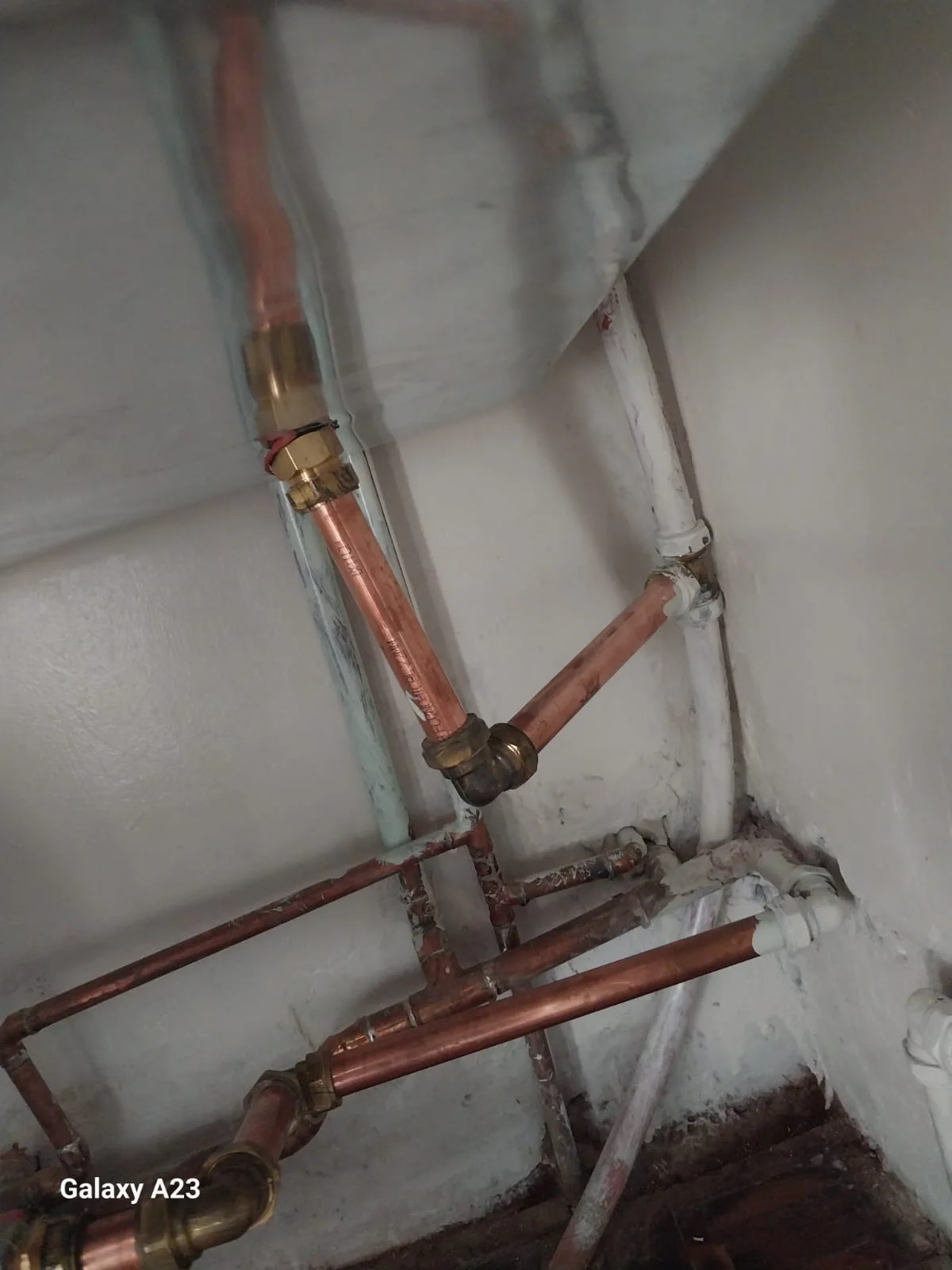 Seeping flexi pipe behind toilet in Meyerspark