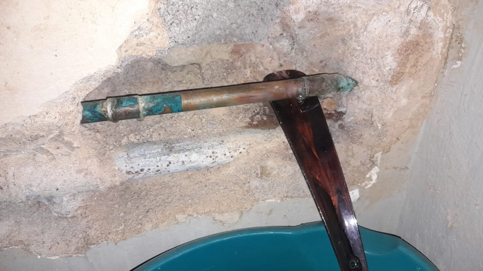 Plumber fixing leaking bath in Witfield