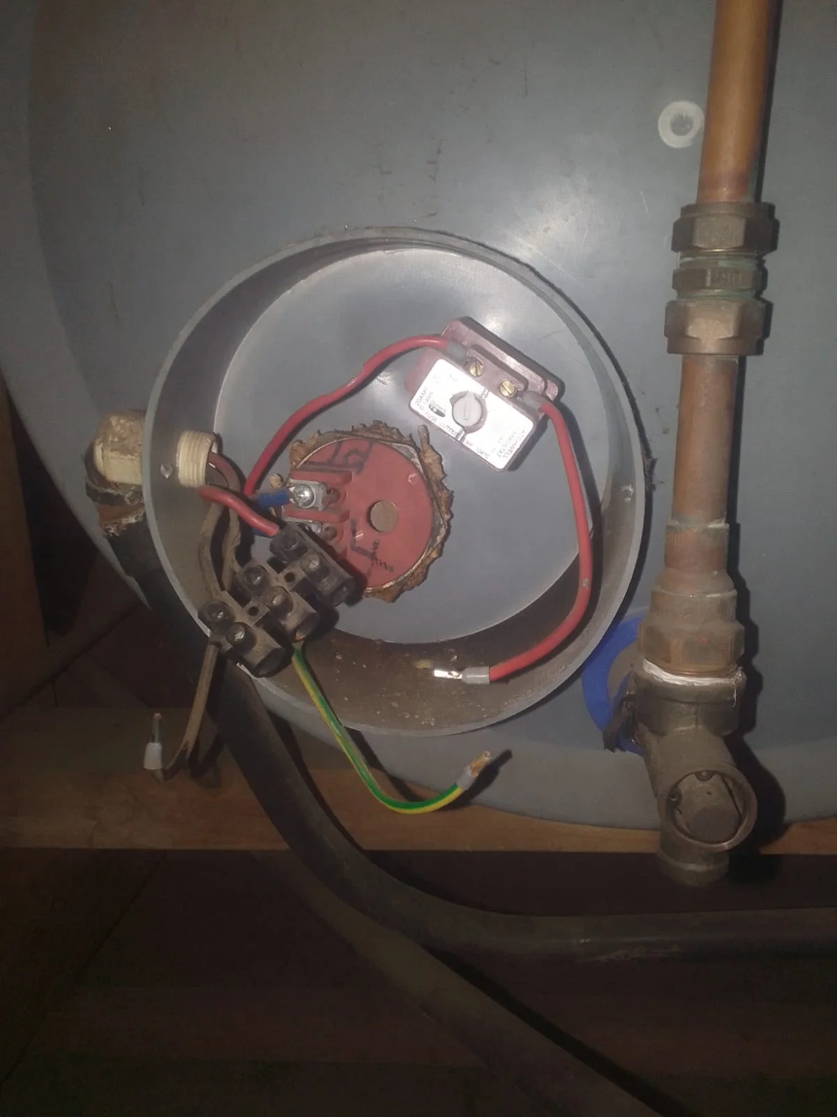 Faulty geyser element, thermostat and flange gasket replaced in Faerie Glen