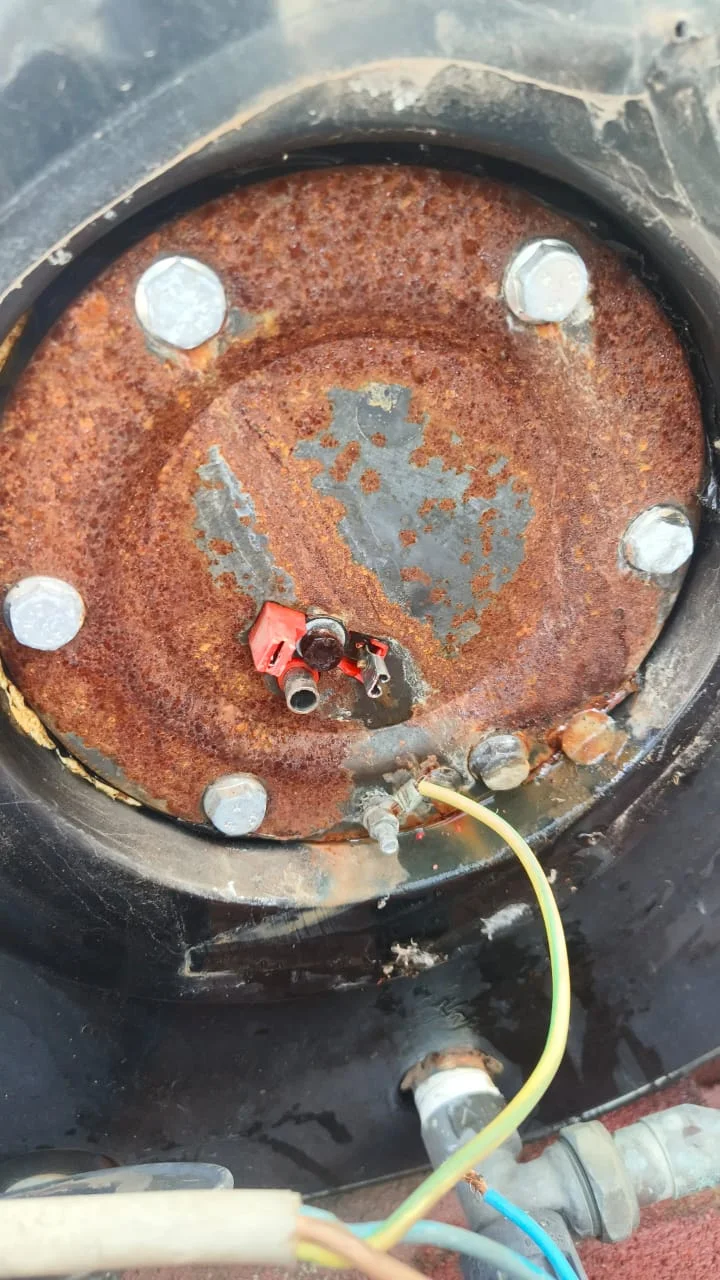 Faulty geyser element, thermostat and flange gasket replaced in Lynnwood