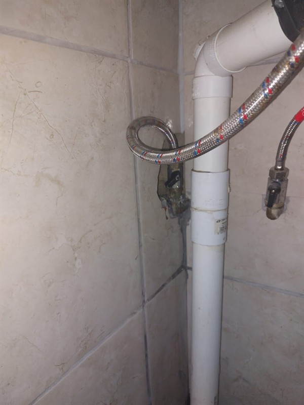 Wet area under basin from leaking flexi pipe in Hennie Hugo Dam