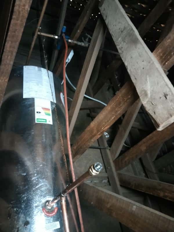 Urgent action from heavy pouring burst geyser in Gevangenisterrein