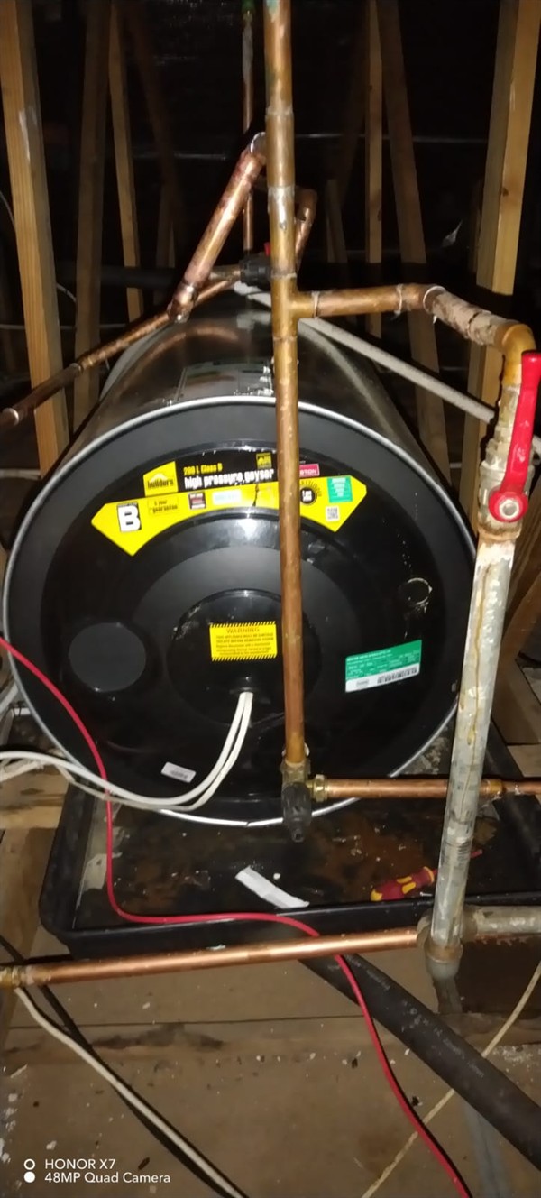 Rapid tank escape from burst geyser in Randburg Waterfront