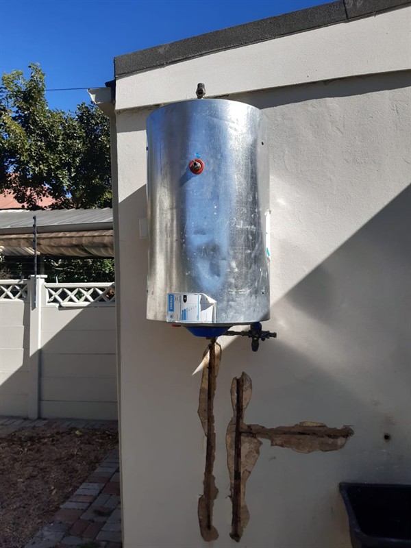 Constant water loss needing fast fix from burst geyser in Andeon