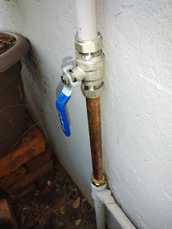 Steady water flow from burst outside pipe in Mannerand