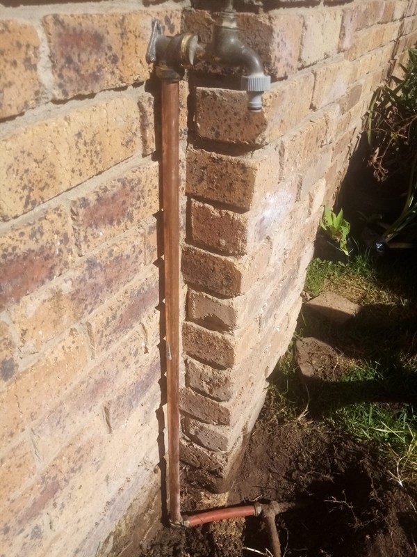 Spraying burst outside pipe in Mindalore North