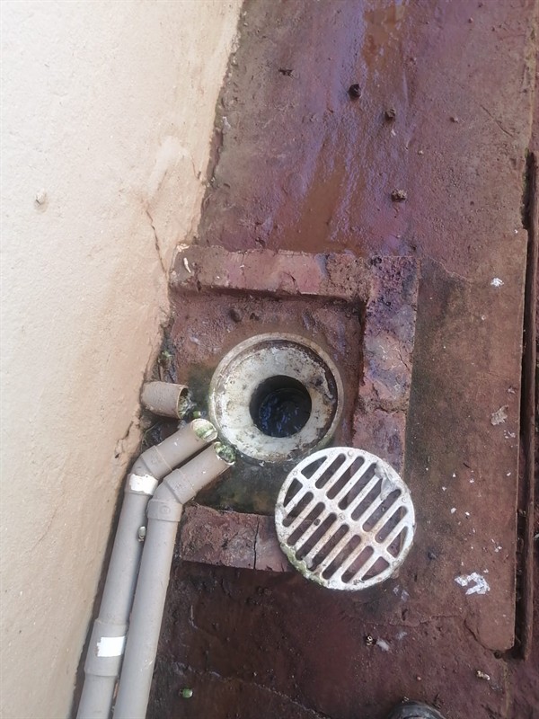 Unclogging process on blocked gulley