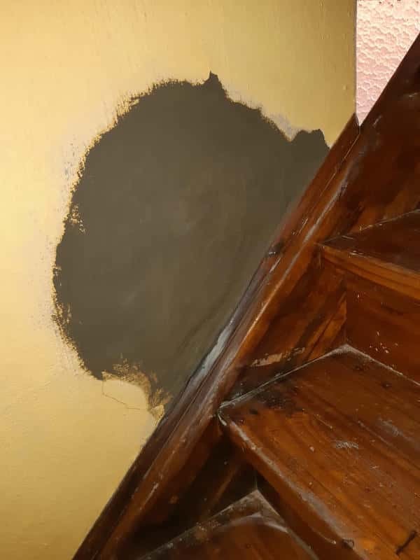Water leaking through wall from burst pipe in Withokspruit