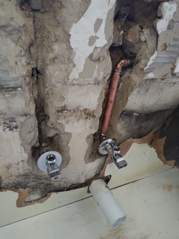 Water coming through wall from burst pipe in Edleen