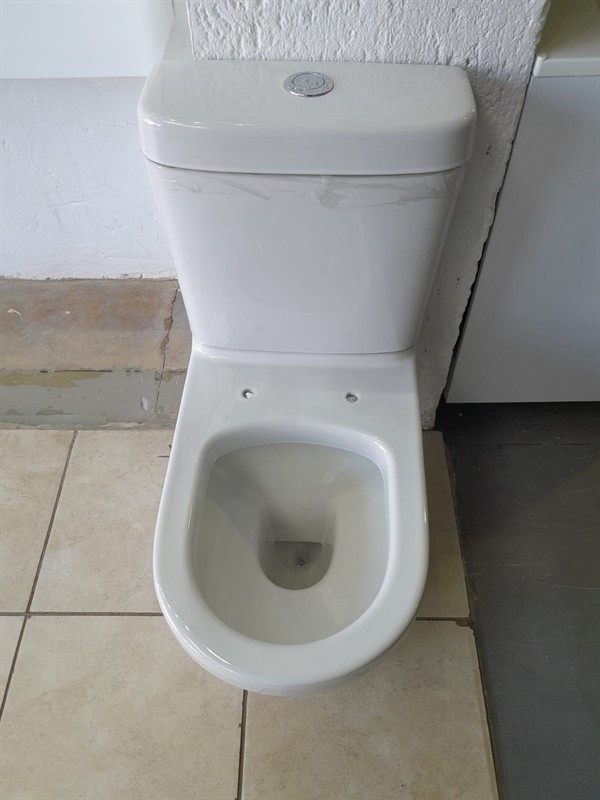 Toilet with slow flushing and rising waste in Fairland Ext 3