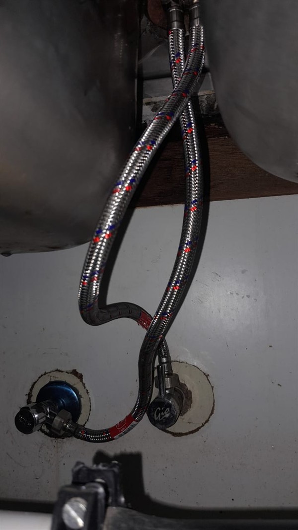 Leaking flexi pipe under sink in Horisonpark
