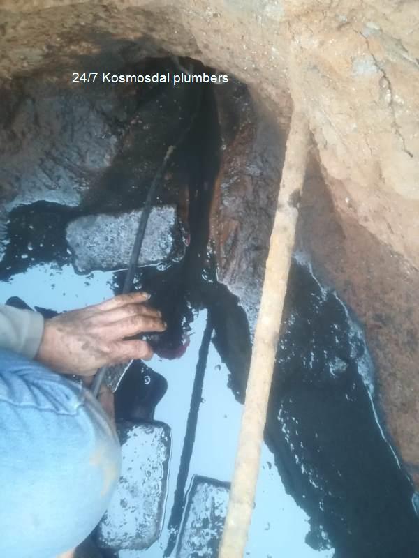 24/7 Plumbers in Kosmosdal working the local Centurion area in Pretoria repairing a water system