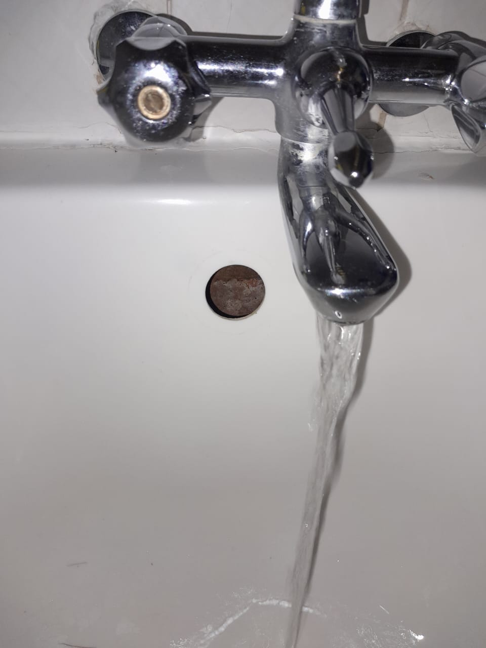 Leaking bath mixer in Randpark Ridge showing worn tap components causing dripping water before repair restored proper water control and smooth bath mixer operation