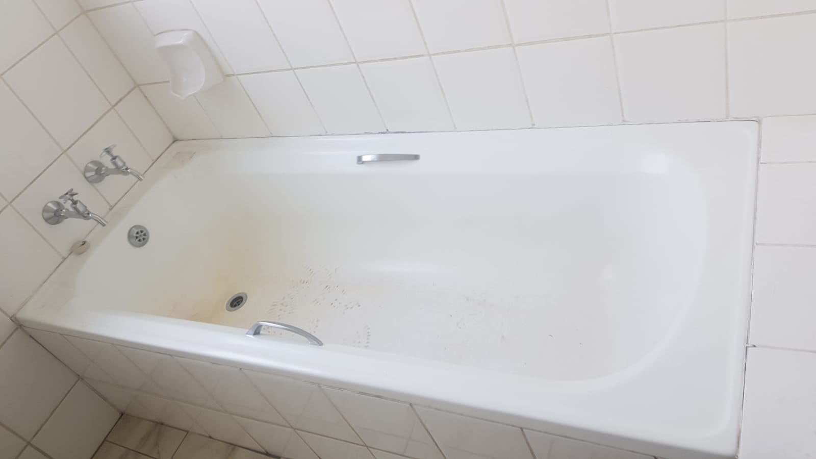 Leaking bath repaired in Randburg, showing white bathtub with taps and overflow after plumbing repair to stop leaks and restore proper bath drainage and sealing.