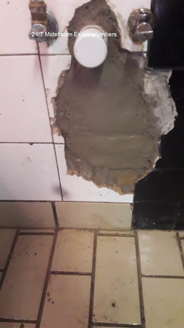 All hour plumbers in Midstream Estate repairing a plumbing system