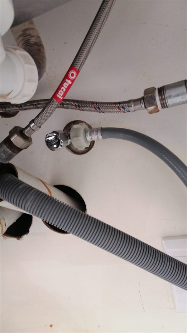 Sorted leaking valve on basin plumbing in Montana Tuine
