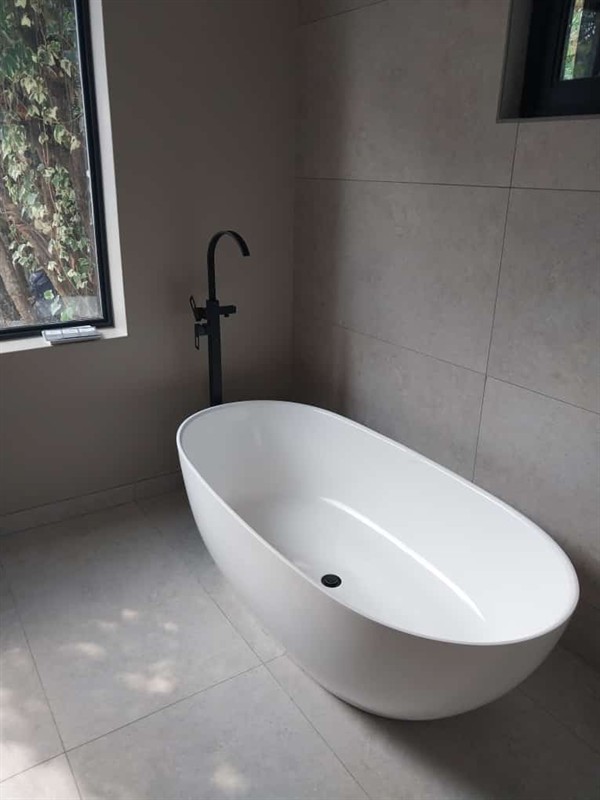 Bath blockage being cleared during service