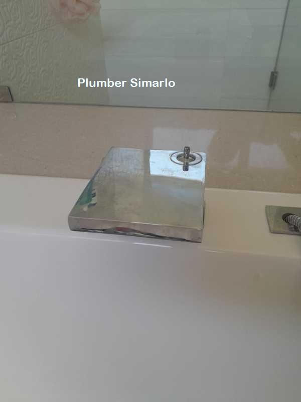 Plumber Simarlo repairing plumbing in Simarlo