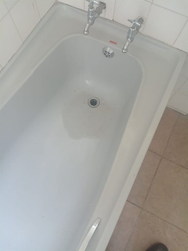 Slow draining bath with water pooling