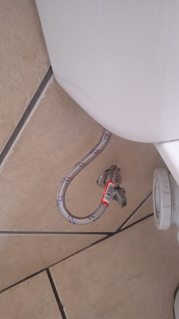 Slow leak from toilet flexi pipe in Langermanskop