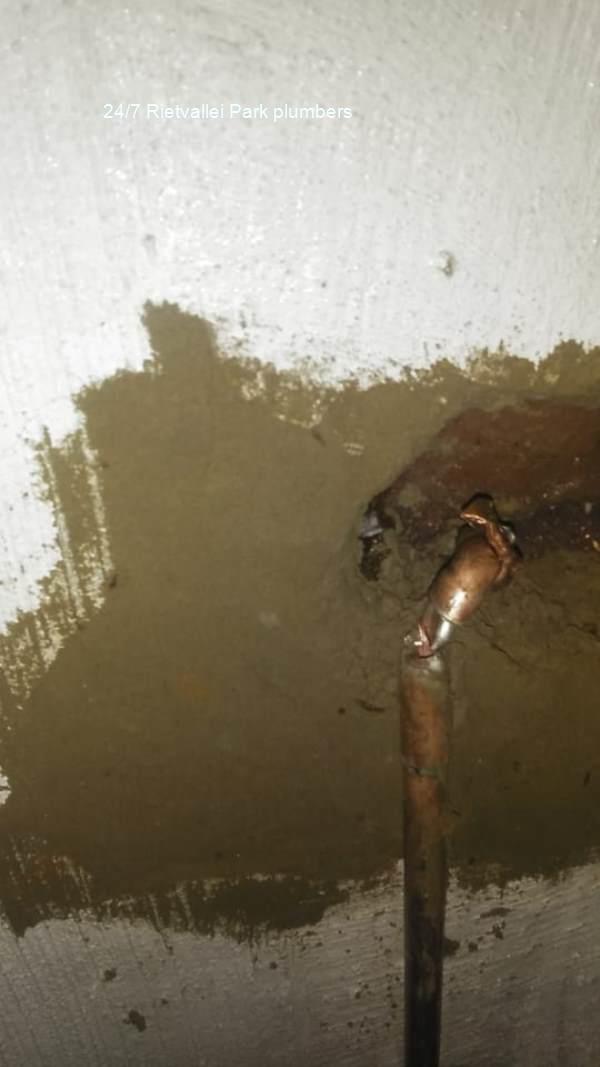 All hour plumbers in Rietvallei Park repairing a plumbing system