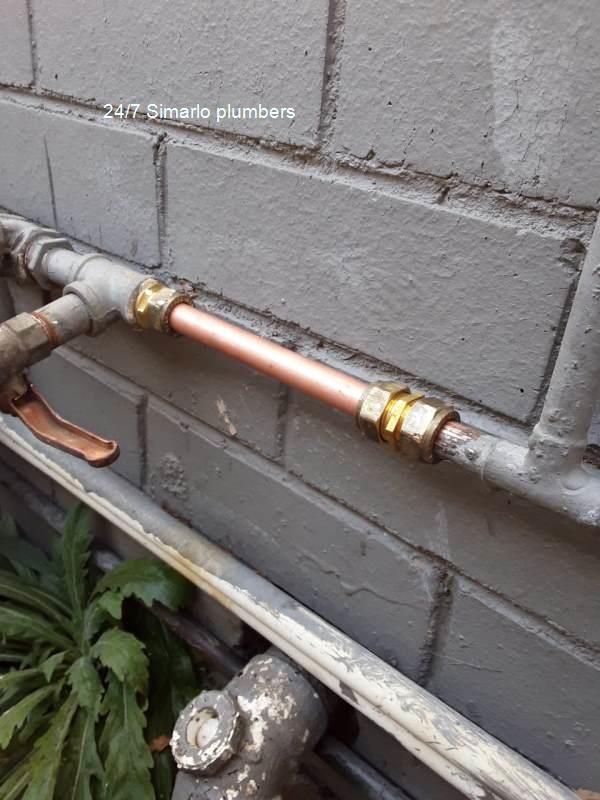 24/7 Simarlo plumbers working on a pipes