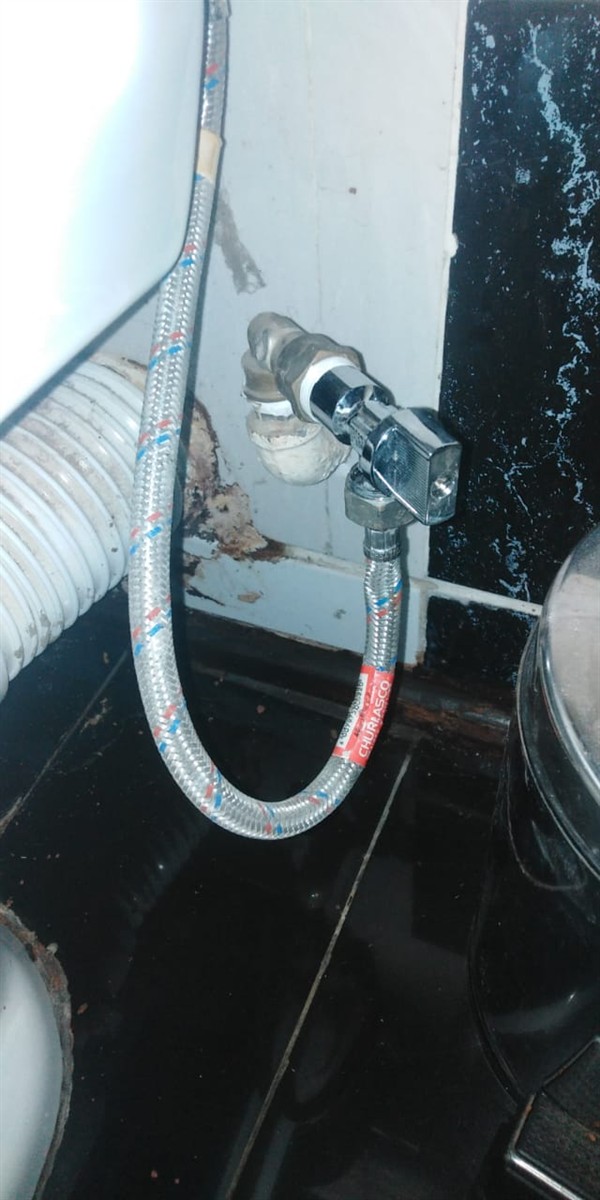 Split flexi pipe seeping at toilet in Dejongsnek