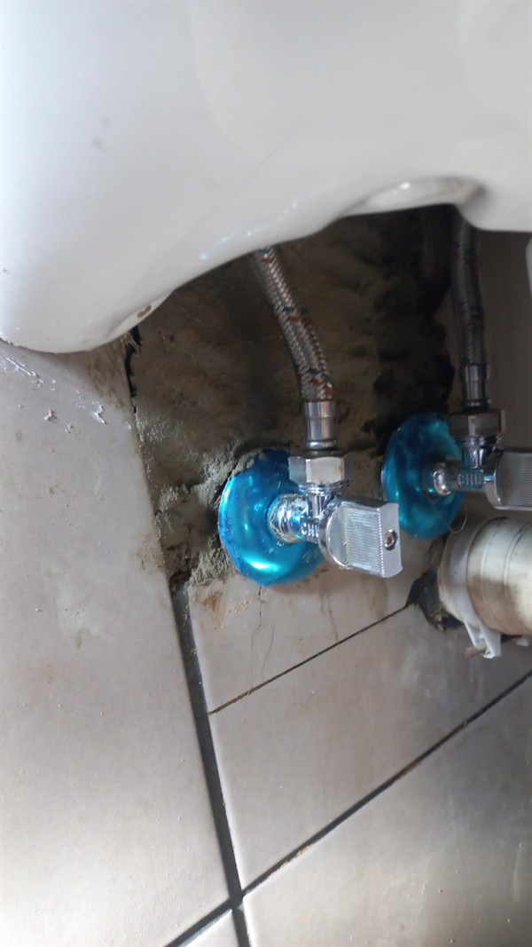 Split flexi pipe seeping water under basin in Tooronga