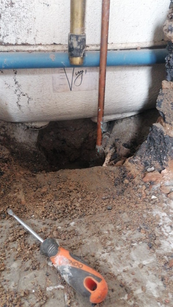 Wall damage and stains from burst pipe in Burgershoop