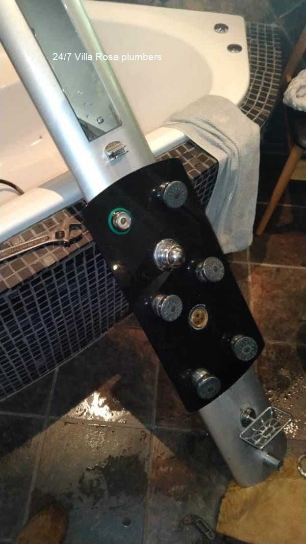 All hour plumbers in Villa Rosa repairing a plumbing system